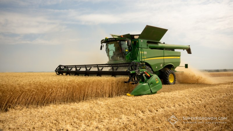 Збирання пшениці комбайном John Deere S670i